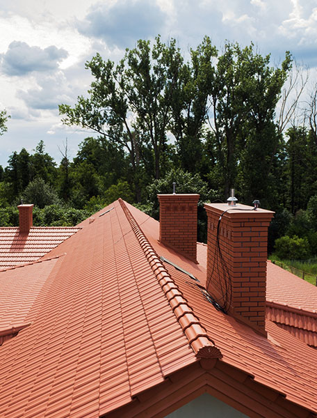 Ceglaste pokrycia dachowe dostępne w DominoDach. Okna dachowe, dachy Garwolin.